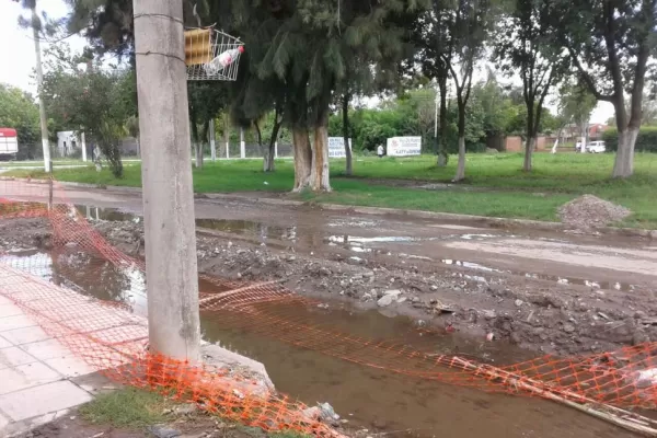 Dejan la basura justo encima de la boca de tormenta