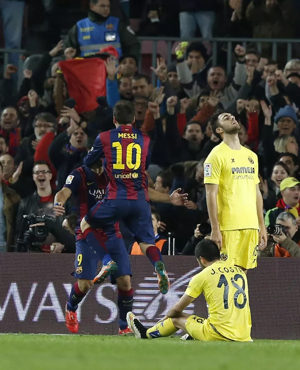 VITAL. Messi celebra con Suárez. Abrió el camino frente al aguerrido Villarreal. reuters