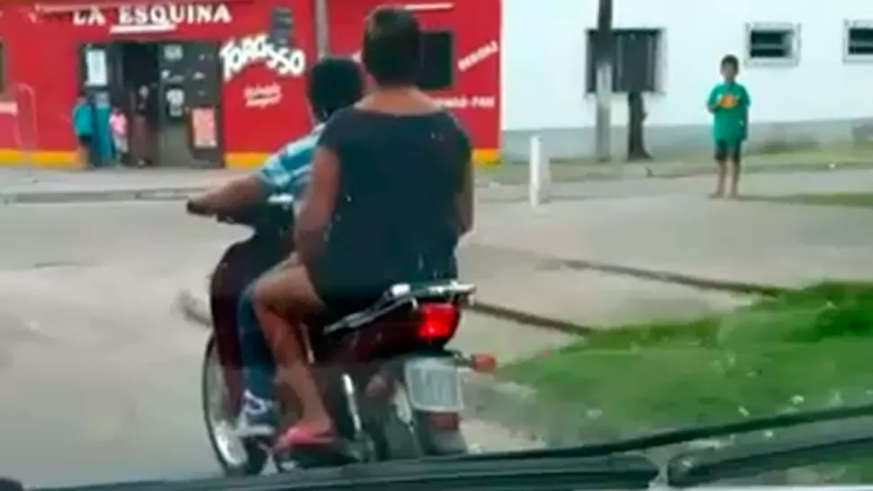 IMPRUDENCIA. El niño manejó la moto mientras una mujer mayor lo acompañaba. CAPTURA DE VIDEO