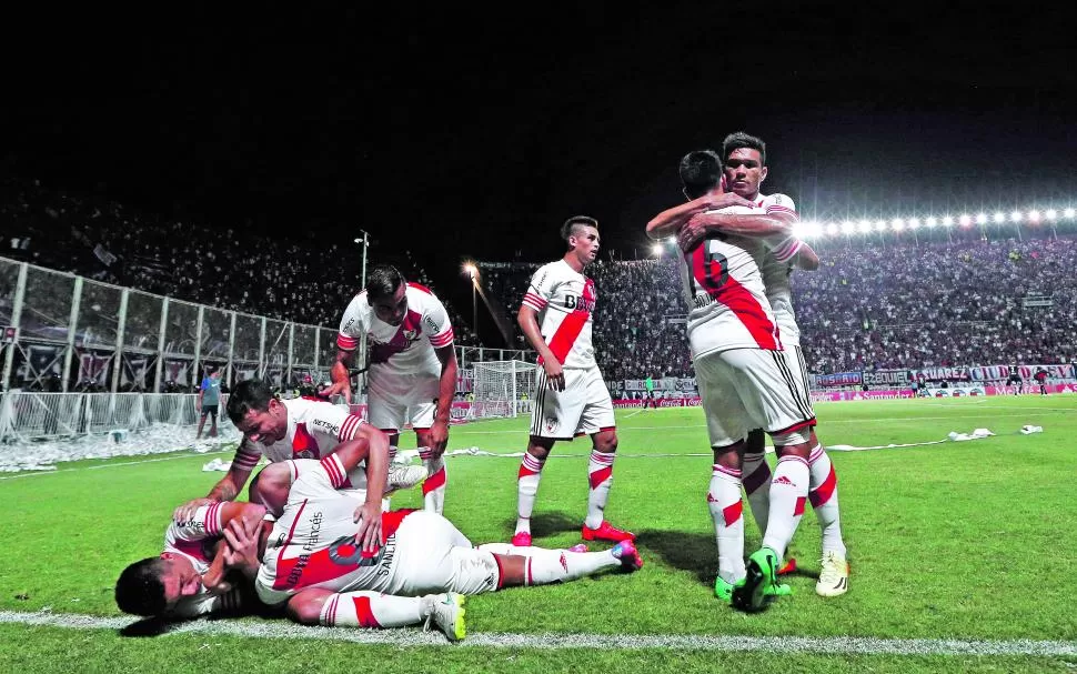 PURA FELICIDAD. El uruguayo Carlos Sánchez (8) ya marcó el gol y es felicitado por sus compañeros. River golpeó en el momento justo y se consagró campeón. reutres