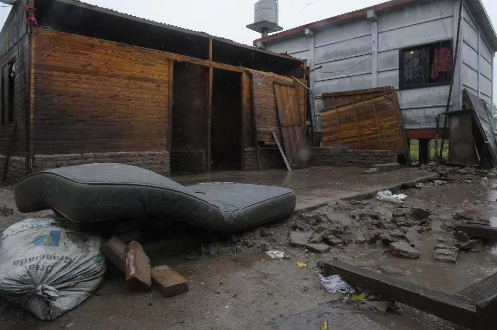 DESTROZOS. Las familias del Sur de la Provincia perdieron colchones, muebles y su ropa a causa de las tormentas que azotaron el 4 y 5 de este mes.   la gaceta / foto de franco vera 