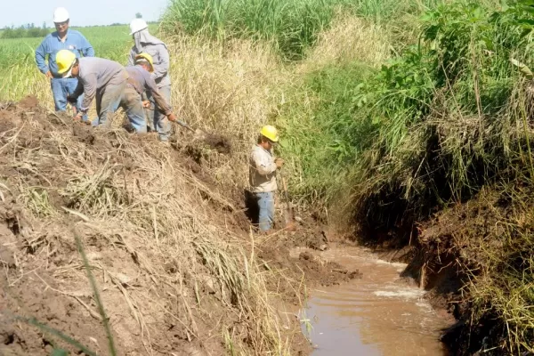 Rompió un caño de gas con una excavadora
