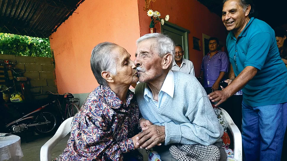 AMOR ETERNO. Se unieron hace 70 años y nada los separó. LA GACETA / FOTO DE OSVALDO RIPOLL