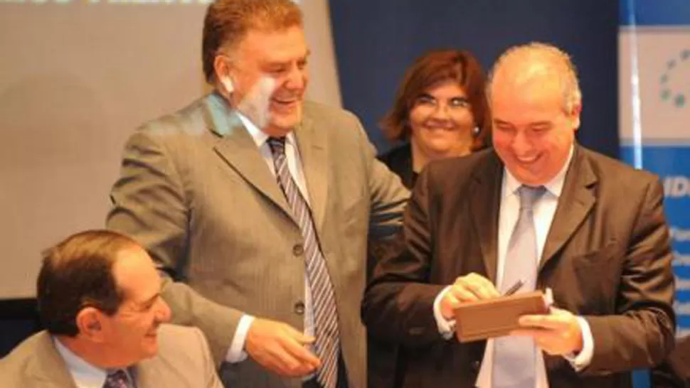 SONRISAS PASADAS. Alperovich, Amaya y López en mayo pasado, durante la firma del convenio para los trabajos. LA GACETA / FOTO DE HÉCTOR PERALTA (ARCHIVO)