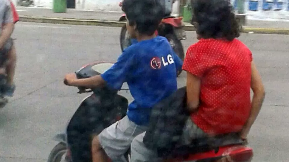 ¿QUIÉN CONTROLA?. El chico llevaba a una mujer en la moto por avenida Ejército del Norte, a plena luz del día.