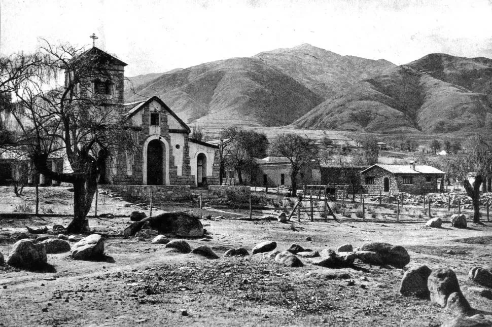 ANTES DE LA REMODELACIÓN SUSTANCIAL. Foto tomada en 1945 de la iglesia parroquial Nuestra Señora del Carmen. LA GACETA / archivo