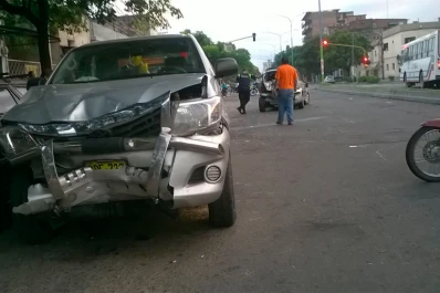 Perdió el control de su camioneta y chocó a ocho jóvenes en un bar