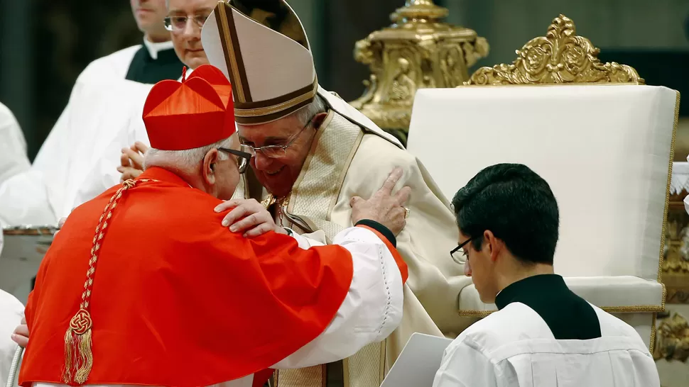 SALUDO AFECTUOSO. Villalba y Bergoglio trabajaron juntos durante varios años. REUTERS