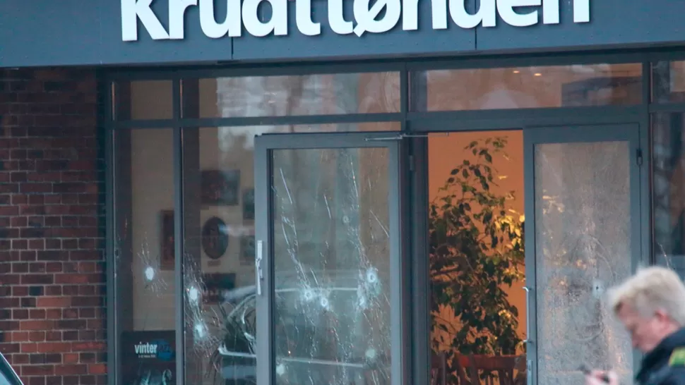 MARCAS EN EL VIDRIO. Los atacantes dispararon contra la cafetería y se dieron a la fuga. REUTERS