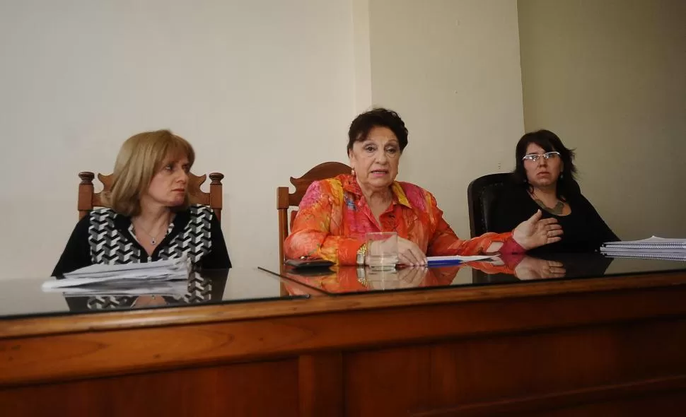 JUNTAS EN EL ESTRADO. Wendy Kassar (izquierda), María del Pilar Prieto (centro) y María Alejandra Balcázar (derecha) en 2014, durante una jornada del juicio oral de la causa “Roselló”. la gaceta / foto de osvaldo ripoll (archivo)