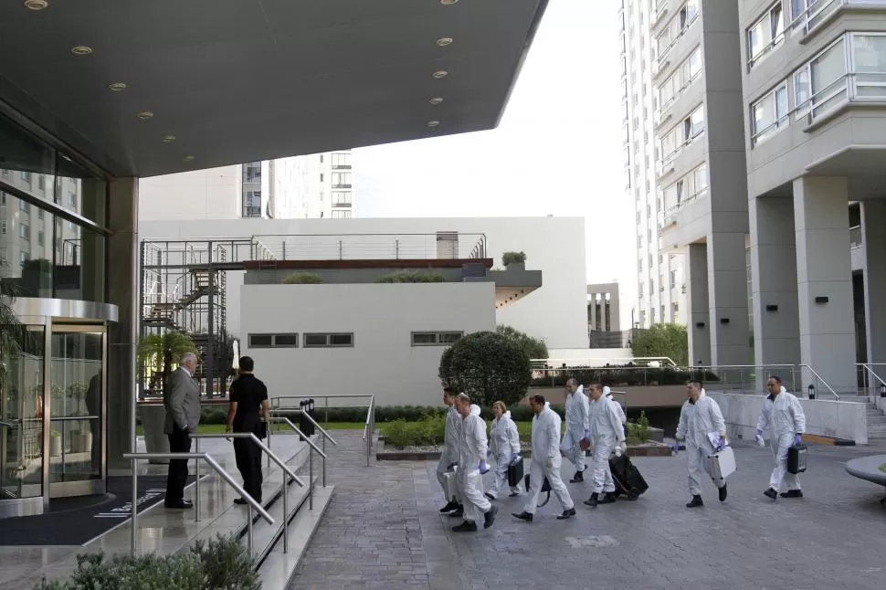 EN LA TORRE LE PARC. Miembros de la Policía Científica ingresan para realizar la nueva inspección solicitada por la querella, en el departamento de Nisman. dyn