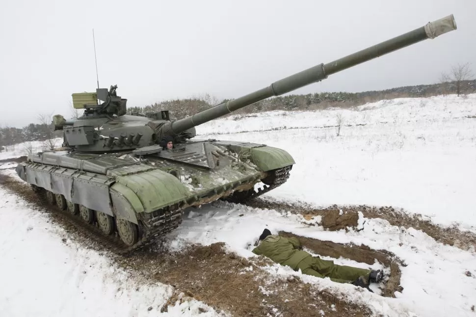 A TODA MARCHA. Un tanque avanza en la zona ucraniana de conflicto. reuters