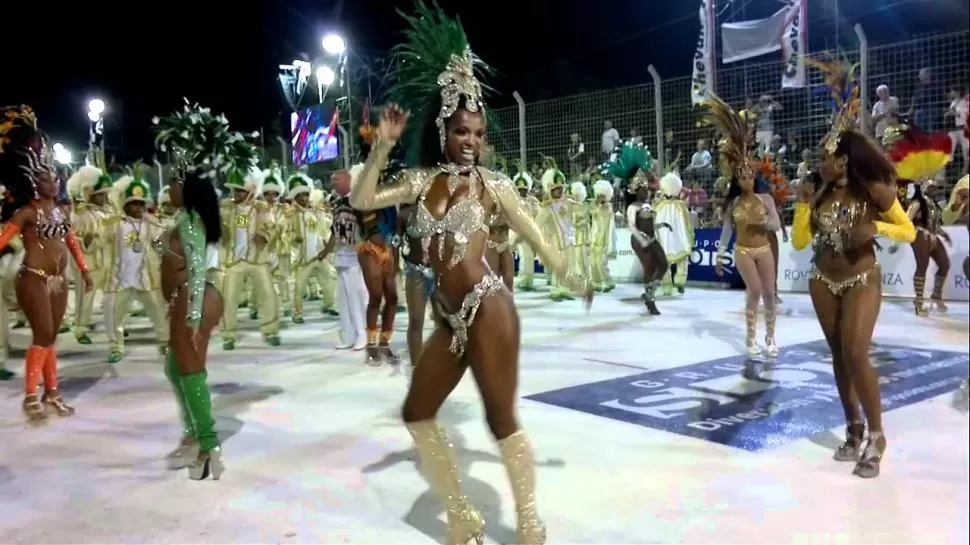 NO ES LO QUE PARECE. No es Brasil: eso sí, son las comparsas brasileñas en el carnaval de San Luis. FOTO DE PRENSA SAN LUIS