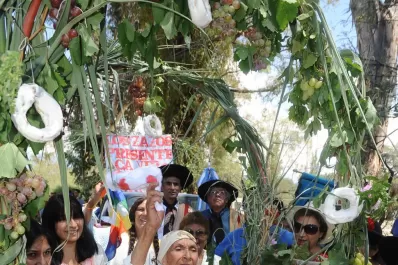 Carnavalearon hasta el alba con agua, nieve y albahaca