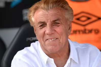 Mostaza Merlo dejó de ser el técnico de Colón