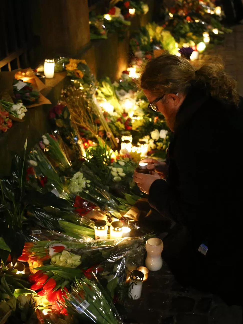 NOCHE DE DOLOR. Los daneses dejaron flores y velas fuera de la sinagoga, uno de los objetivos del atacante. reuters