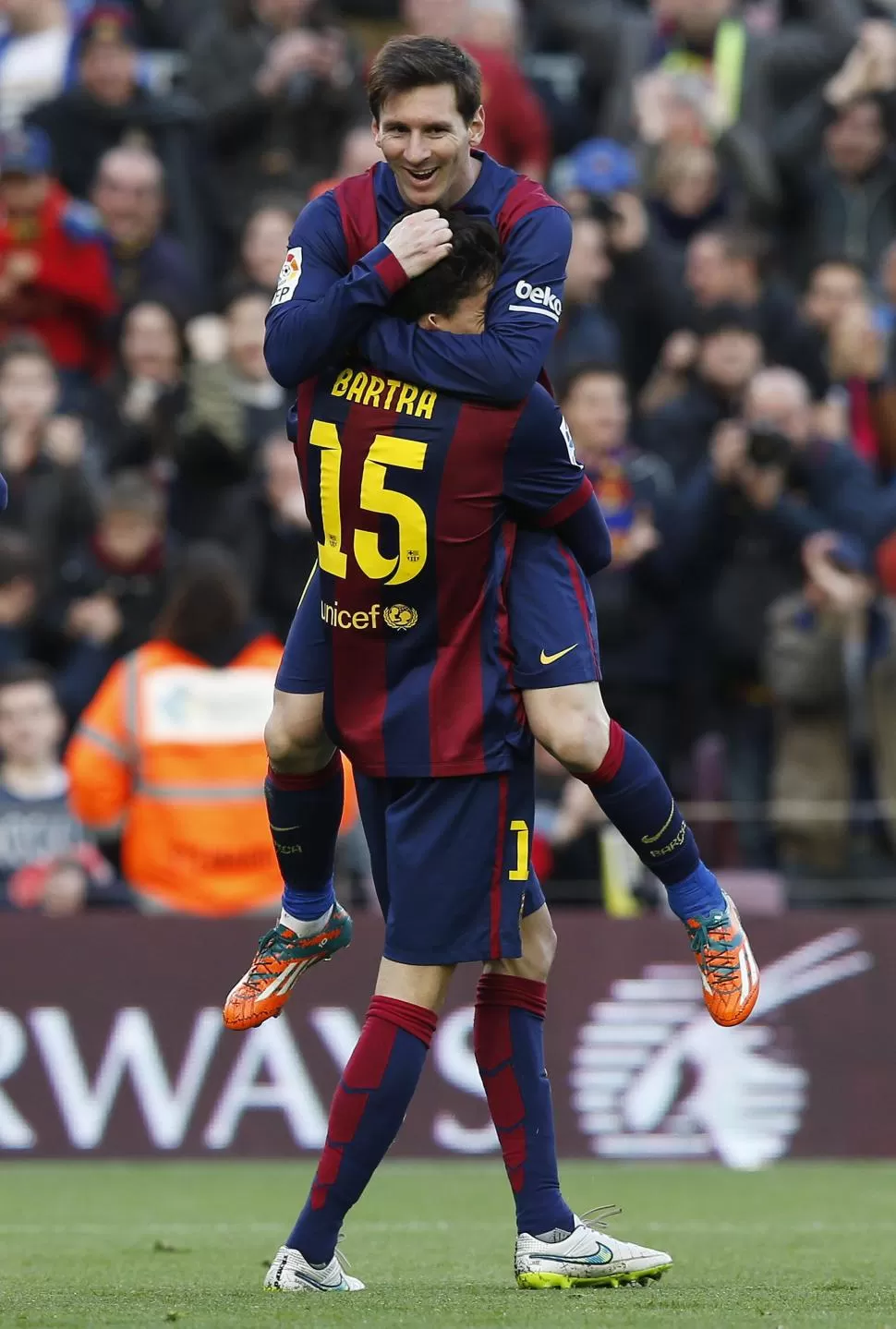 ABRAZOS PARA TODOS. Bartra felicita a Lionel Messi, el verdugo de Levante. reuters 
