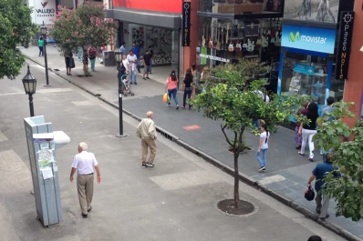 Con un flujo regular de compradores, el comercio atiende de modo dispar