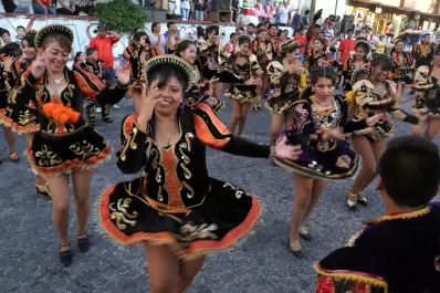 Los corsos bolivianos colorearon las calles tucumanas