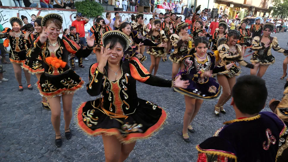 DANZAS BOLIVIANAS. Los jóvenes lucieron trajes tradicionales durante los bailes. LA GACETA / FOTO DE JOSÉ INESTA