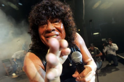 El descuido de La Mona Jiménez en pleno recital