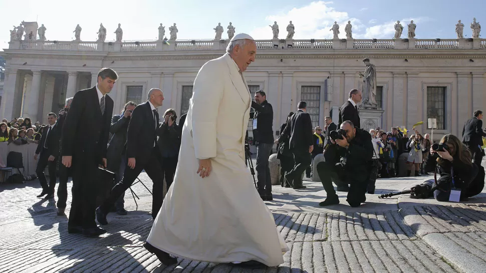 EN PÚBLICO. El Papa llega a la Plaza de San Pedro para la audiencia de los miércoles. REUTERS