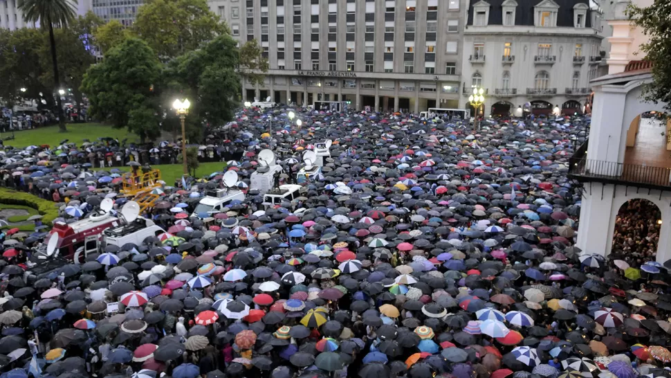 TECHO DE PARAGUAS. Cientos de miles de manifestantes participaron de la Marcha del silencio en Buenos Aires. DYN