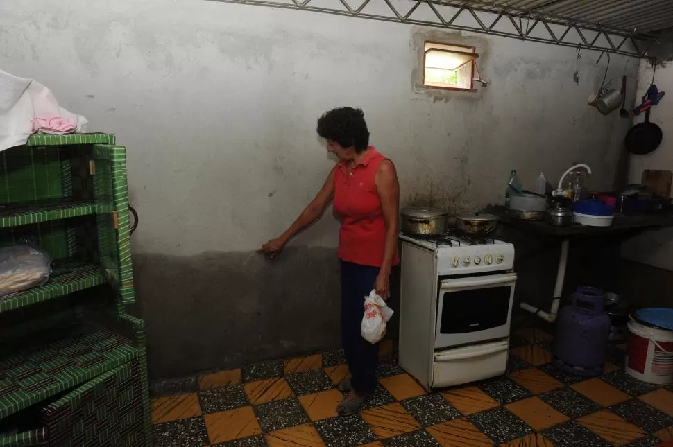 MARCAS. Encarnación Ponce, vecina del barrio Norte de la ciudad de Monteros, muestra hasta dónde llegó el agua en la cocina de su hogar luego de la tormenta del domingo. la gaceta / foto de antonio ferroni 