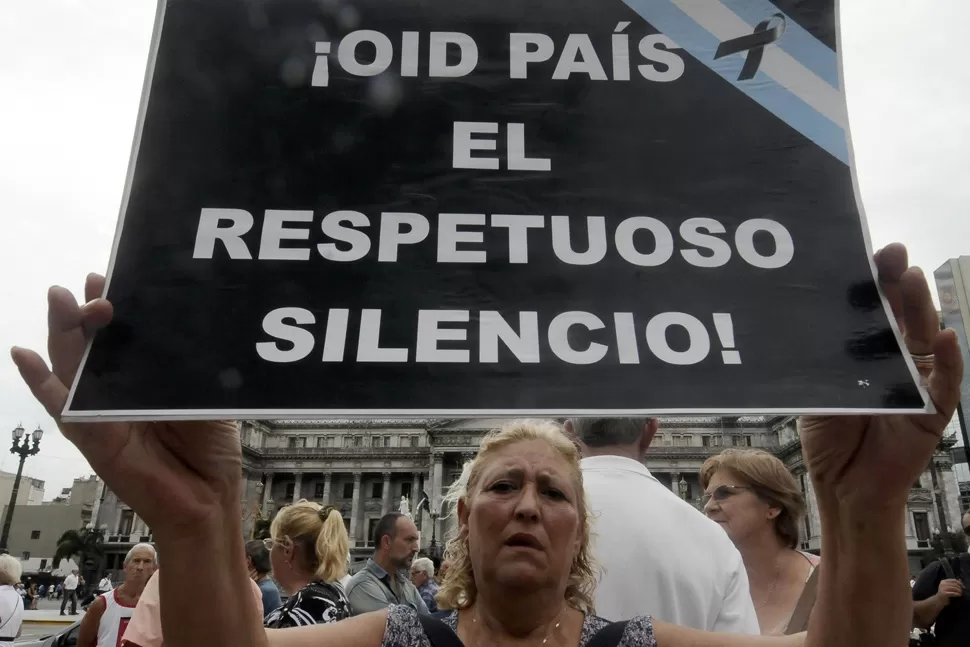 LA MARCHA DEL SILENCIO. Decenas de miles de personas marcharon en memoria de Nisman en Capital Federal. FOTOS DE DYN Y REUTERS