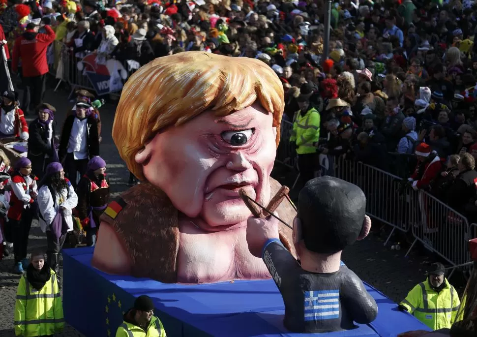 ALEGORÍA. La resistencia griega al plan de Merkel fue caricaturizada en una carroza de Carnaval en Dusseldorf. reuters