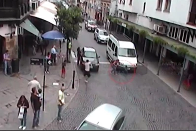 Un nene y una mujer son atropellados en pleno centro de Salta