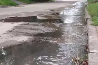 En Bolivia al 3.800 reventaron las cloacas y la calle se volvió un río de aguas servidas