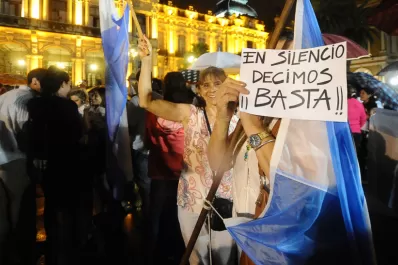 Dirigentes políticos marcharon sin banderas partidarias en Tucumán