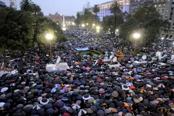 Tras dos horas de marcha, el silencio retumbó en la Plaza de Mayo entre miles de paraguas