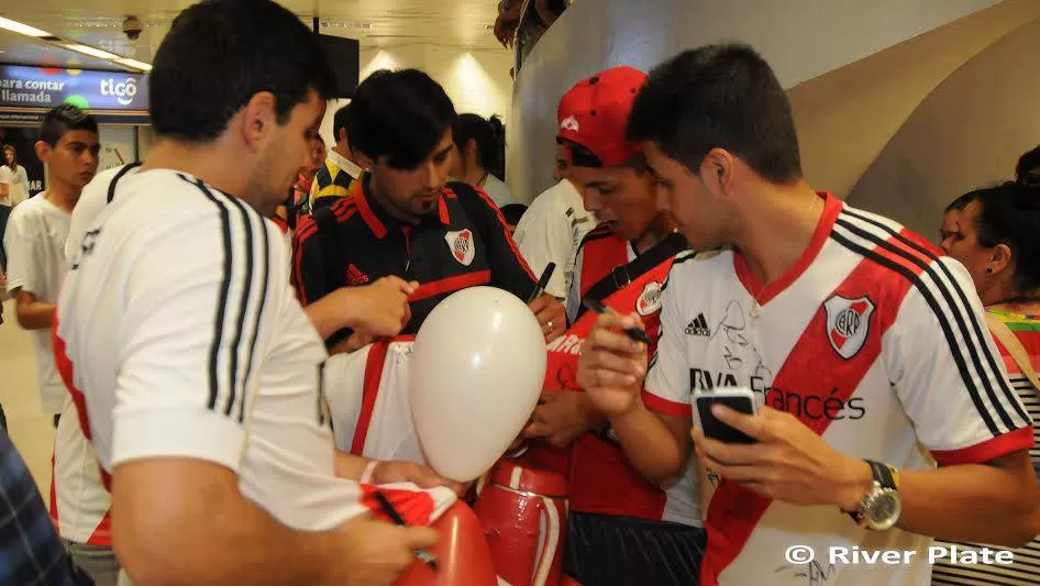 GRAN RECIBIMIENTO. Pisculichi firma autógrafos a su llegada a Bolivia. foto del Club Atlético River Plate Oficial