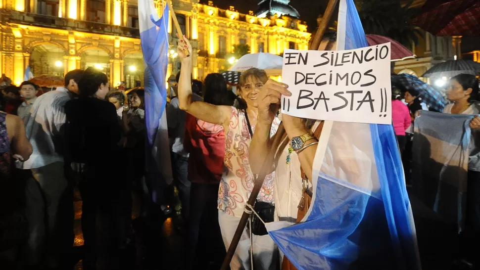 Dirigentes políticos marcharon sin banderas partidarias en Tucumán