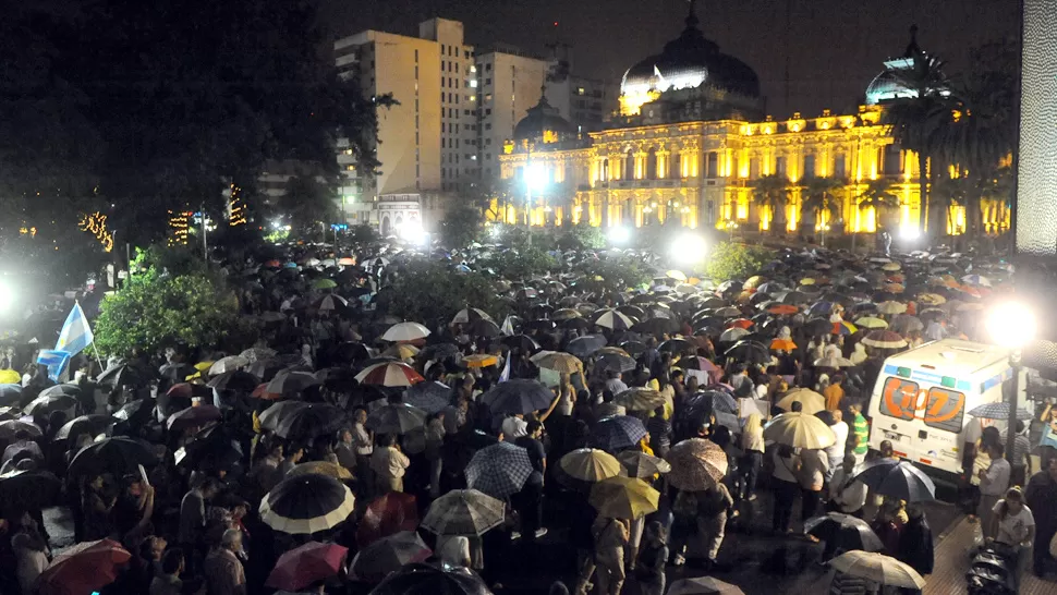 PLAZA INDEPENDENCIA. Con y sin paraguas, miles de tucumanos homenajearon al fiscal Nisman. LA GACETA / FOTO DE OSVALDO RIPOLL
