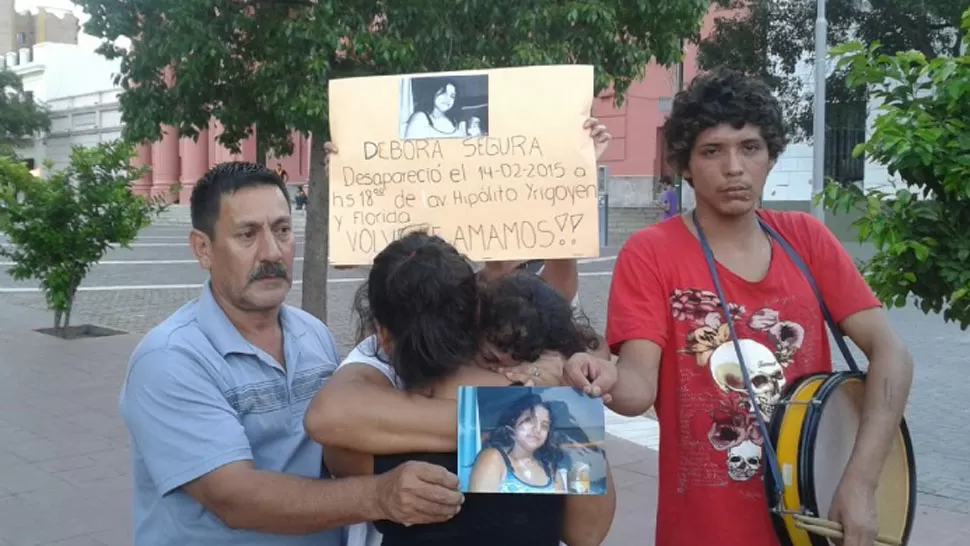 Familiares y allegados a Débora Segura marcharon el martes para reclamar un mayor compromiso policial en la búsqueda de la joven. FOTO ELANCASTI.COM.AR