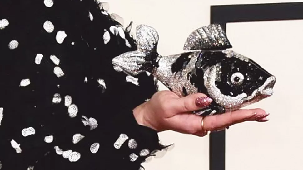 ARTE. Kelly Osbourne en los Grammy’s y en los Golden Globe’s usó clutchs con formas originales.
