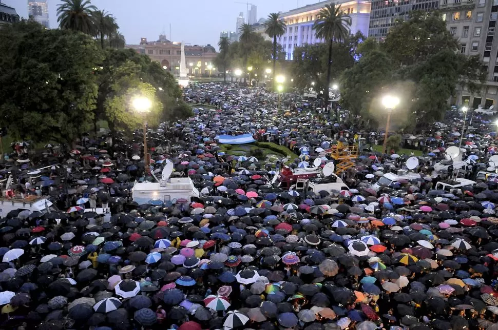EN PLAZA DE MAYO. Al histórico lugar convergieron tres columnas de manifestantes cubriéndose con paraguas de la intensa lluvia. La Policía Federal estimó que hubo 50.000 personas, mientras que la Metropolitana calculó 400.000. dyn