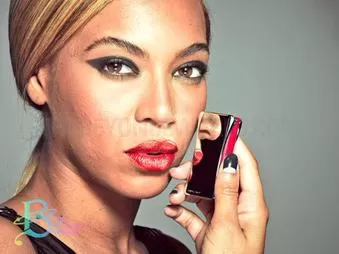ANTES Y DESPUÉS. A la izquierda, Beyoncé maquillada y sin filtros. A la derecha, el aviso, tal como salió.  