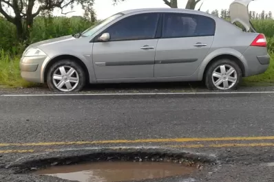 Los baches de la ruta 321 no perdonan las cubiertas de prácticamente ningún vehículo