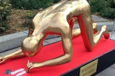 Fuerte polémica por unas estatuas del Oscar consumiendo droga