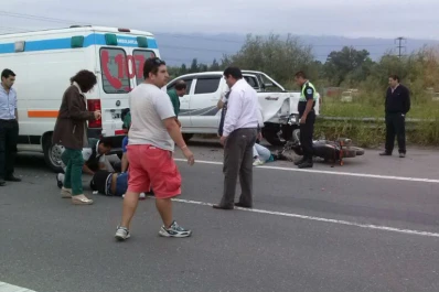 Un joven murió al chocar su moto contra una camioneta estacionada