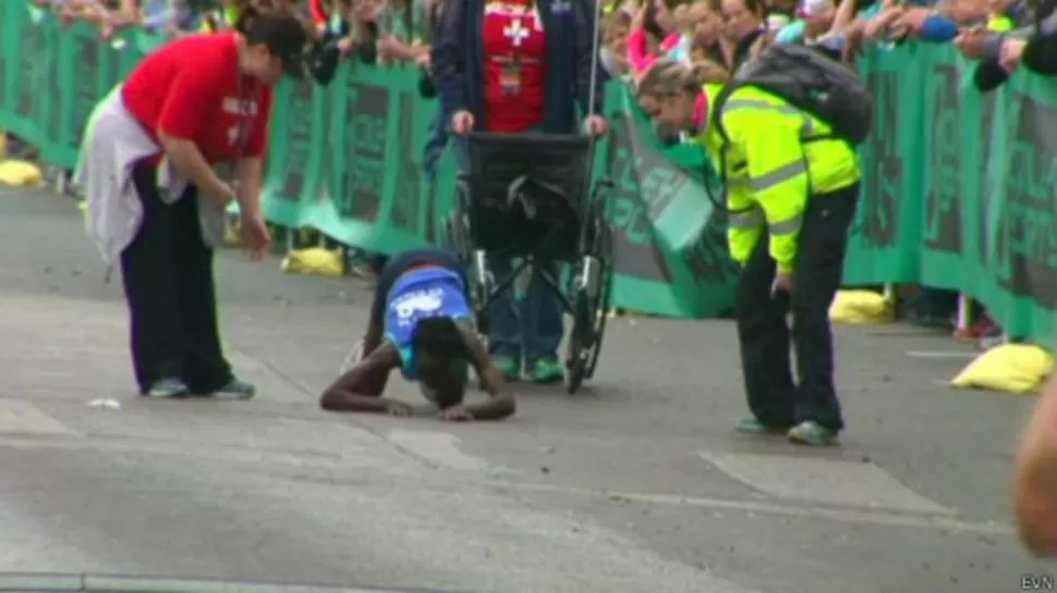 Una maratonista que terminó gateando una carrera emociona al mundo