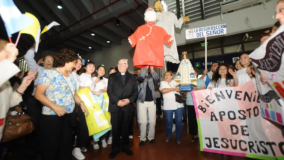 LLEGADA. Jóvenes recibieron cálidamente al cardenal en el aeropuerto. LA GACETA / FOTO DE OSVALDO RIPOLL
