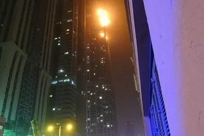 Hubo cientos de evacuados por un incendio en el edificio La Antorcha, en Dubai