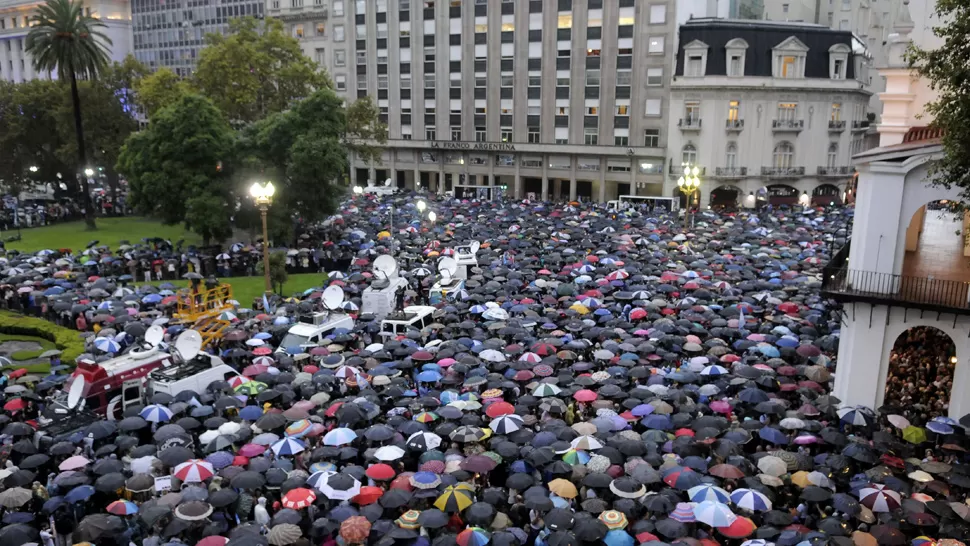 UNA MULTITUD. Decenas de miles de personas participaron bajo la lluvia de la marcha convocada en memoria por Nisman. ARCHIVO DYN
