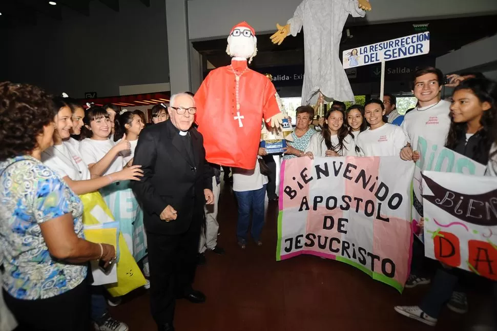 LA BIENVENIDA. Jóvenes de la parroquia Resurrección del Señor recibieron a Villalba en el aeropuerto con pancartas y una figura en papel que representaba al cardenal tucumano. la gaceta / foto de osvaldo ripoll