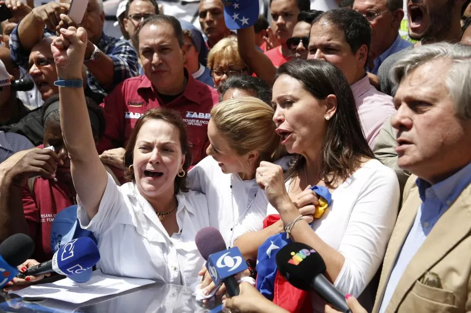 PROTESTA. Mitzy Capriles, esposa de Ledezma, levanta el puño pidiendo la liberación de los supuestos presos políticos. fotos de reuters - captura de video